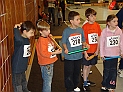 Kinder vor dem Staffellauf